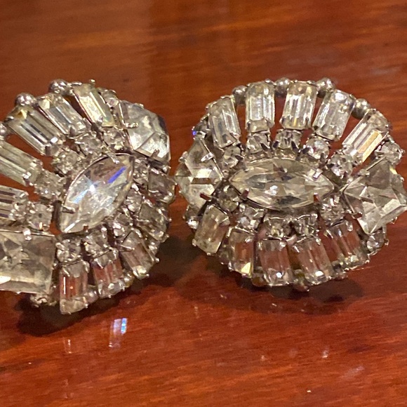 Unsigned Weiss  Clear Crystal Earrings. Silver Tone. Clip Backs. - Picture 11 of 15